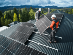 due operai con dispositivi di sicurezza installa un impianto fotovoltaico un un tetto.